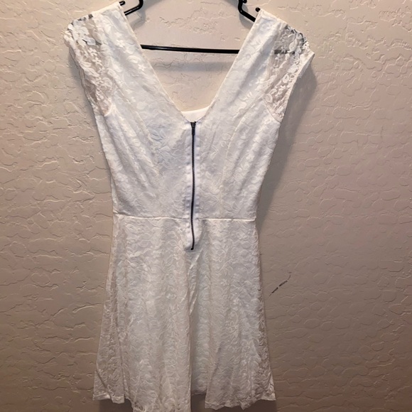 Lace dress - Picture 2 of 3